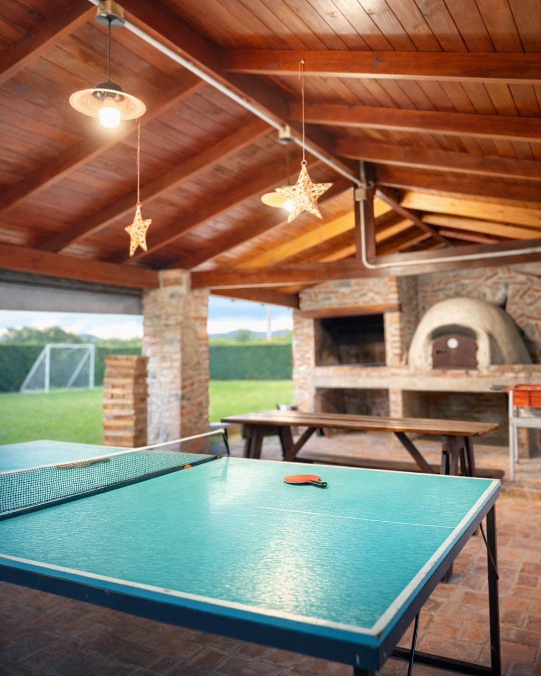 Quincho con mesa de ping pong para compartir