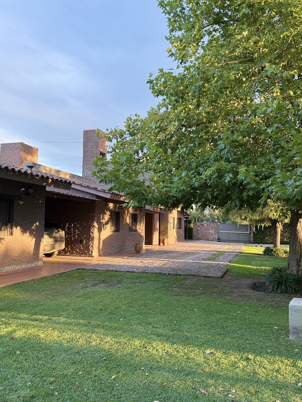 Exterior de las cabañas al atardecer