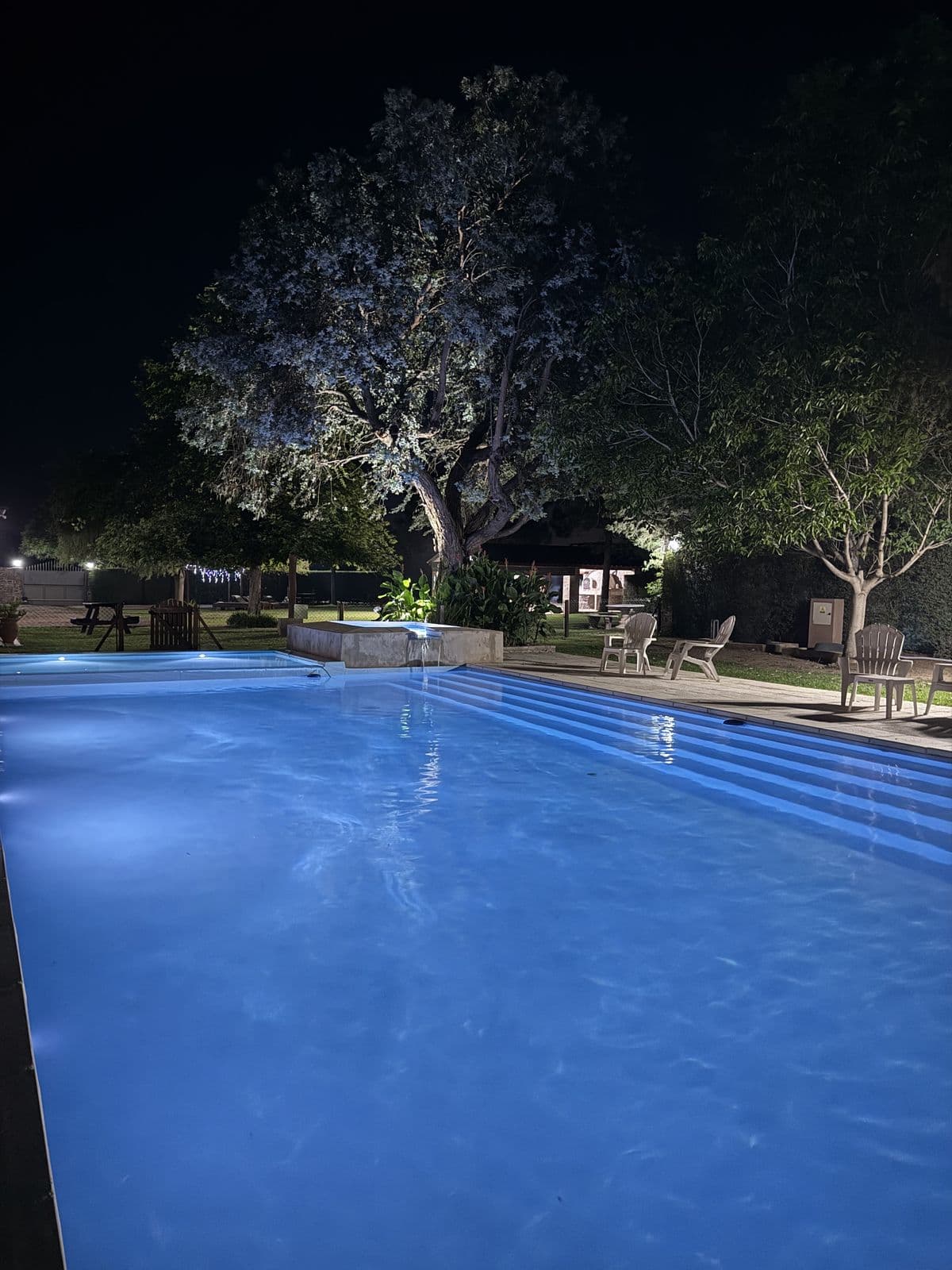 Piscina iluminada de noche