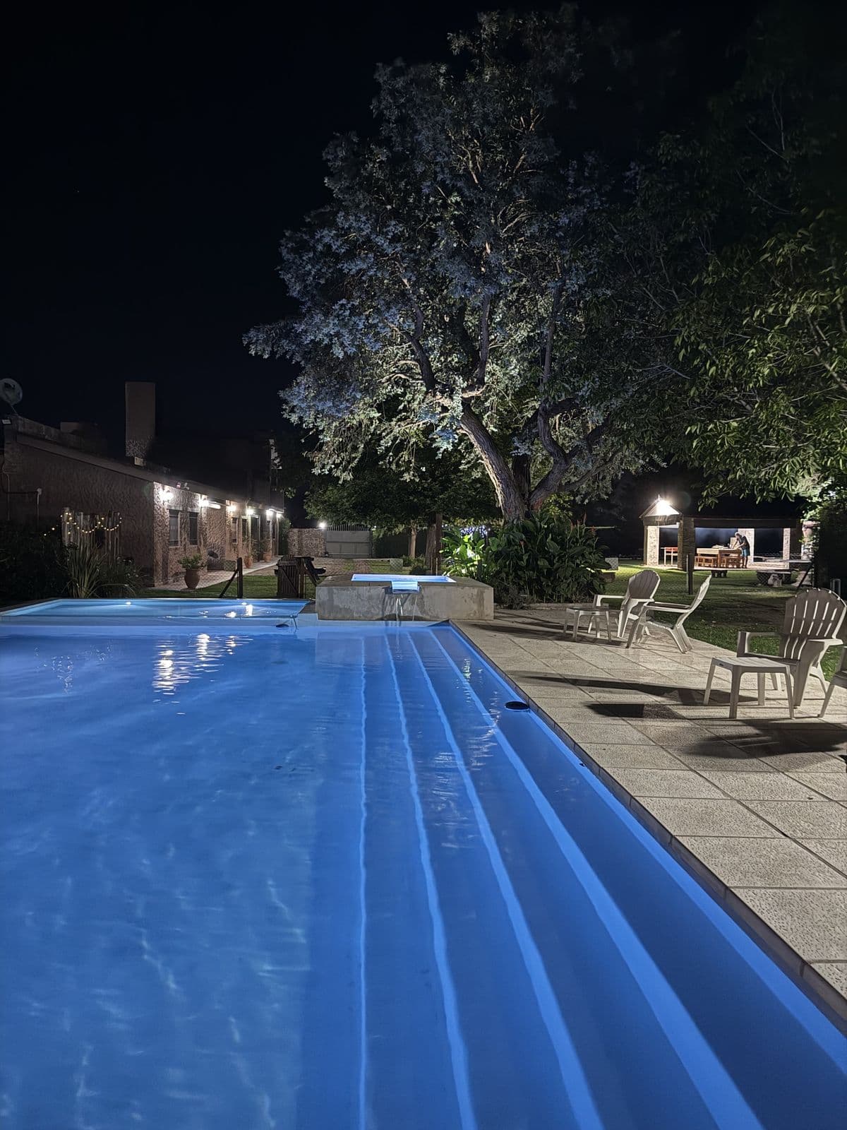 Piscina y solárium de noche