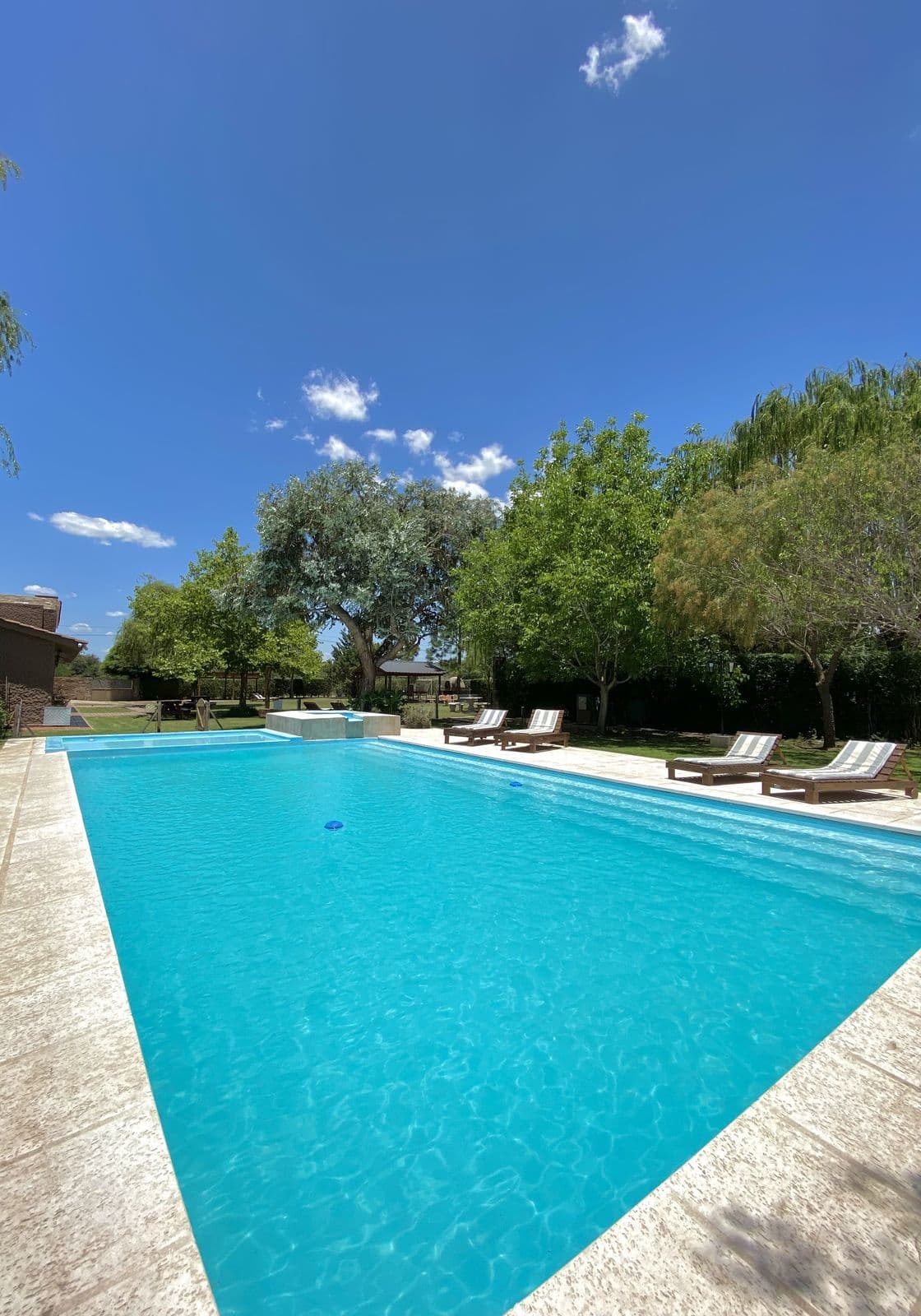 Piscina de aguas turquesas