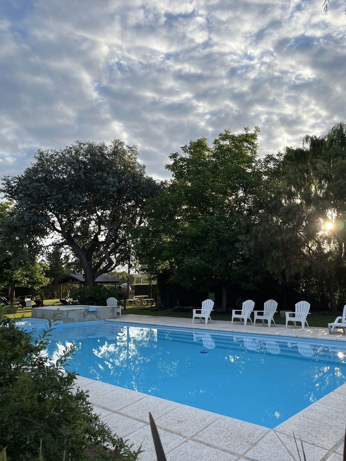 Piscina al atardecer con luz dorada
